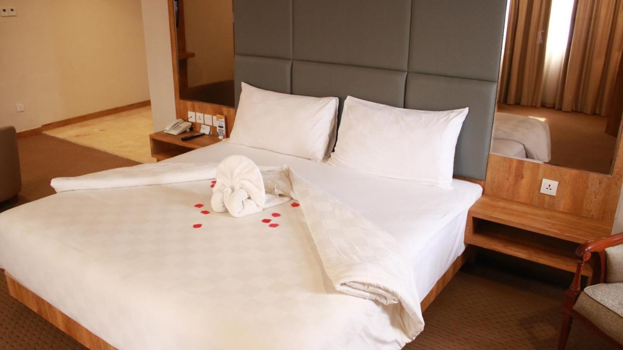 Beverly Hotel Batam Наґойя Екстер'єр фото