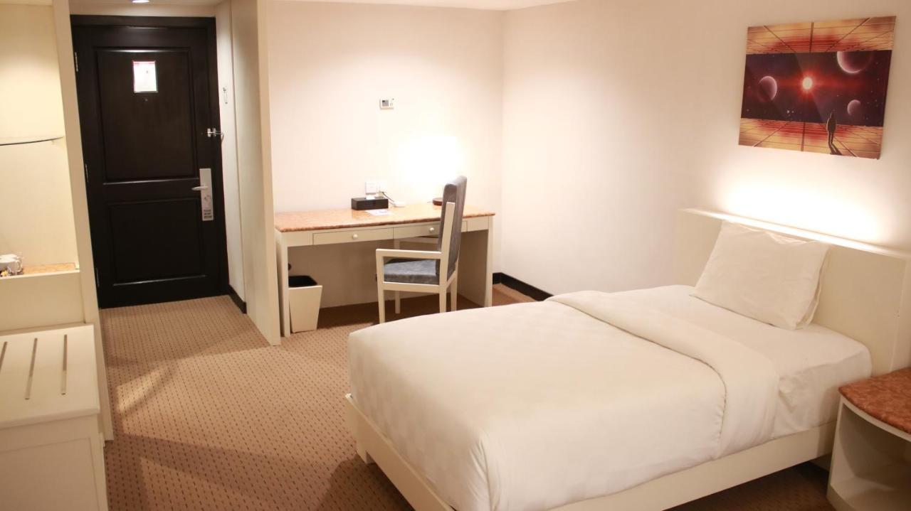 Beverly Hotel Batam Наґойя Екстер'єр фото